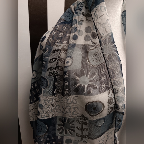 Blue squared scarf - Picture 3 of 5